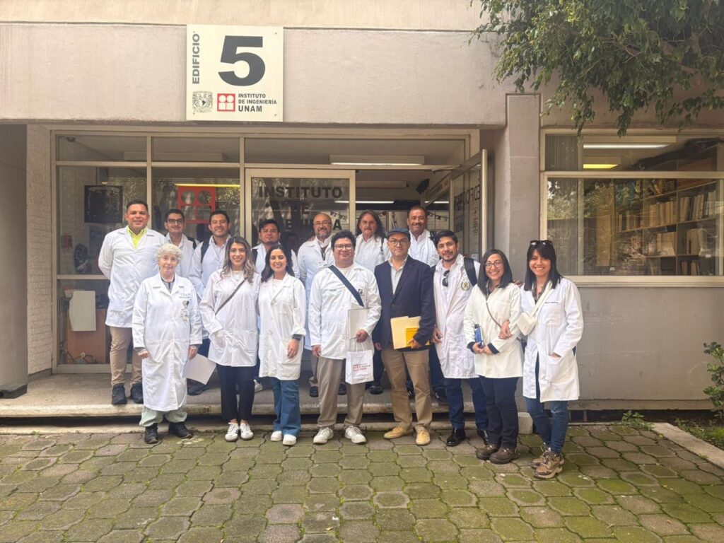 Grupo de Estudiantes y Profesores de ERIS que viajaron a México